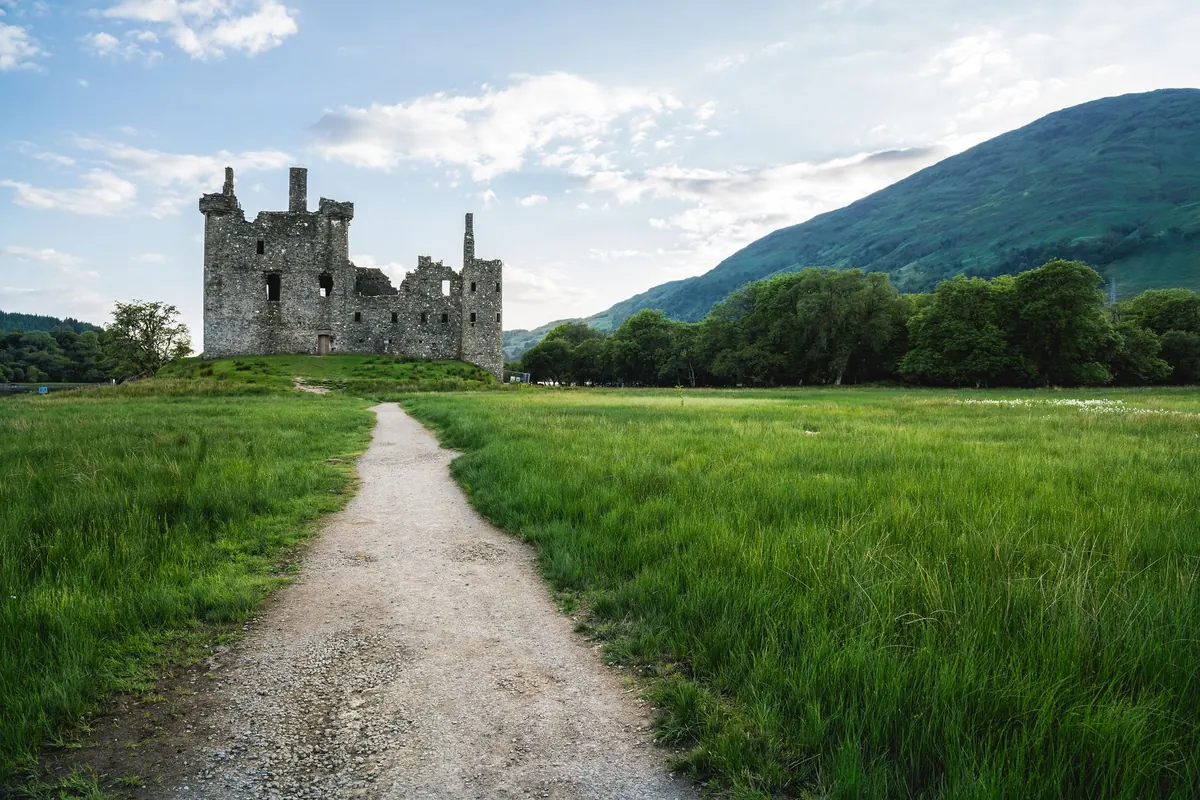 Castles on Scottish Lochs: 8 Photogenic Ruins and How to Reach Them